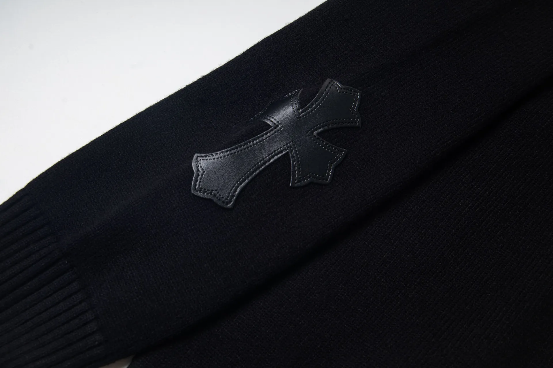 P260 model number: G801 Chrome Hearts new cross knitted jacquard appliqué embroidered round neck sweatshirt 1️⃣ Purchase the original version, containing 20% ​​wool. The item is made of custom-dyed and custom-spun yarn. It is heavy enough and thick enough to feel heavy in the hand. The workmanship details are perfectly controlled, and the upper body effect is also very comfortable! 2️⃣ It is very youthful and energetic, and can be easily worn by both men and women. It is very in line with the fashion aesthetic concepts of today's young people, creating a casual and lazy fashion tone. It is a must-have for couples in autumn and winter! 3️⃣ Complete accessories, same style for men and women. Color: black, white Size: S, M, L